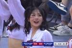 拉拉队员可爱捏~ 容子峰底角接球三分稳稳轰进！