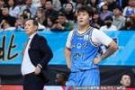 里勒推倒赵睿是进攻犯规 不过动作够不成违体 所以吹错了但不能改