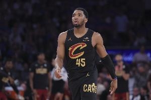 21中9！解说：对于球队老大米切尔而言 今天的表现肯定不合格